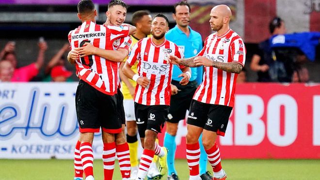 图冲入球场 图冲入球场