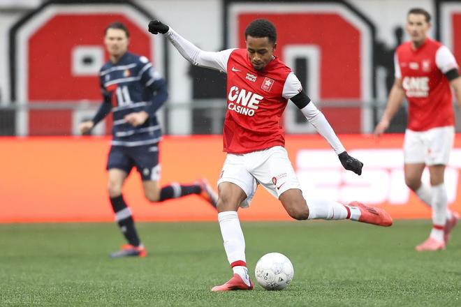 他在英国的 他在英国的